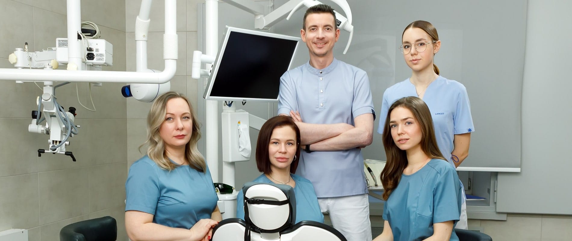 Команда клиники ЦЭСИ Инновация в действующем кабинете